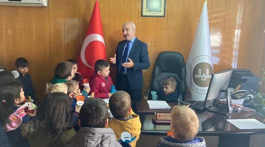 Minik öğrenciler kumbaralarını depremzedelere bağışladı