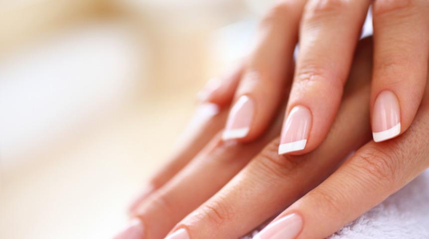 Tırnaklarınızın sürekli kırılmasından şikayetçiyseniz bunları yapın! İşte zayıf tırnakları güçlendirmenin 7 doğal yolu