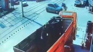 Korkunç kaza! Motosiklet, otomobil ile çarpıştı... O anlar kamerada