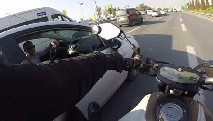 Trafikte terör saçan motosikletli kamerada