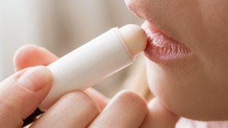 Sürmeden önce tekrar düşünün! İki yıl boyunca yenilen dudak koruyucu miktarı mide bulandırdı