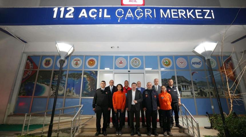 Muğla Valisi Orhan Tavlı, 39 kişiyi ve 2 hayvanı kurtaran ekiple bir araya geldi