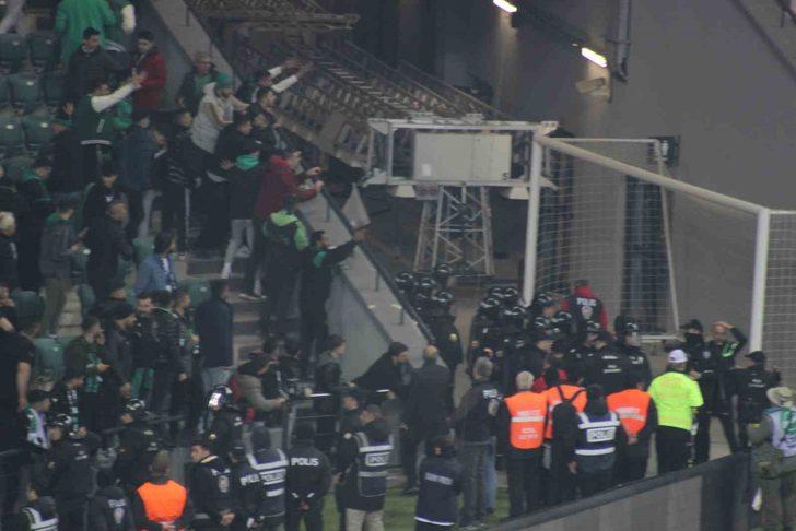 Deprem bölgesine gelirleri bağışlanmak üzere oynanan Kocaelispor Sakaryaspor maçında çirkin olaylar! Birçok taraftar gözaltında... G1