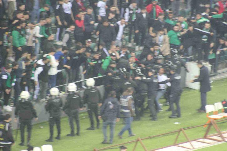Deprem bölgesine gelirleri bağışlanmak üzere oynanan Kocaelispor Sakaryaspor maçında çirkin olaylar! Birçok taraftar gözaltında... G3