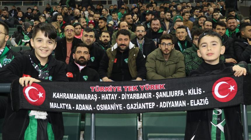 Kocaelispor ile Sakaryaspor depremzedeler yararına dostluk maçı yaptı