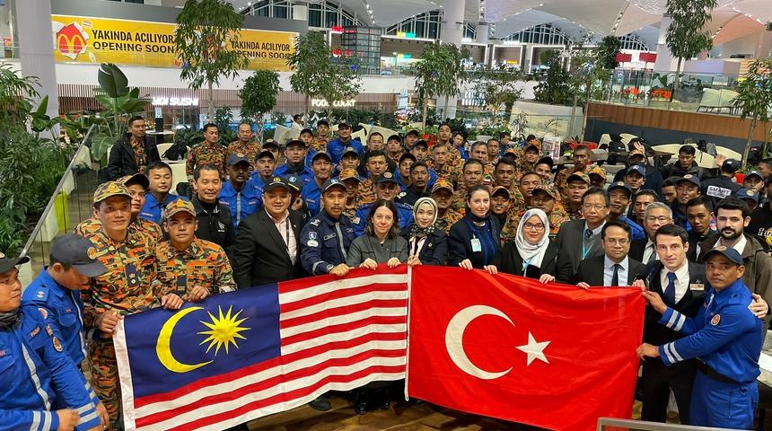 Malezya arama kurtarma ekibi Gaziantep Havalimanı'ndan ülkesine alkışlarla uğurlandı