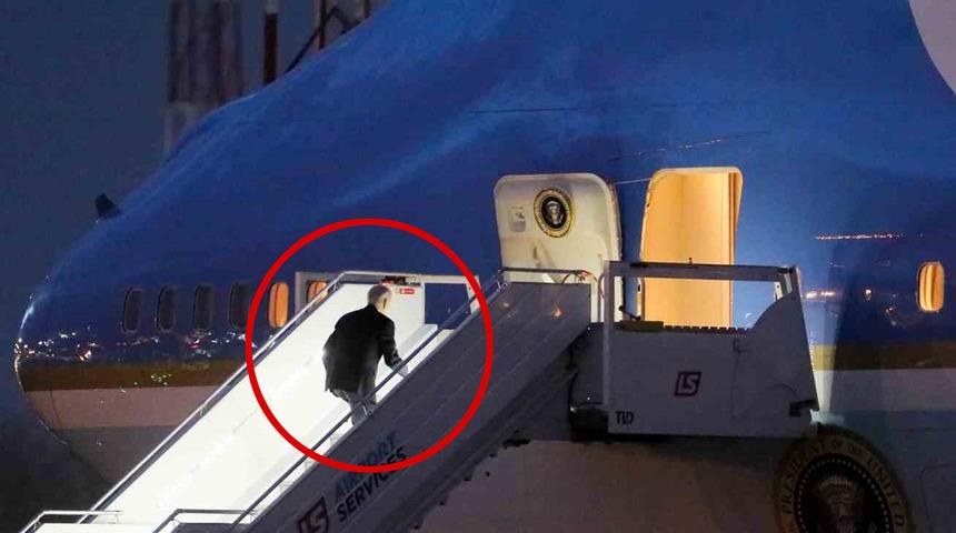 ABD Başkanı Biden yine gündemde: Uçağa bindiği esnada merdivenlerde dengesini kaybetti!