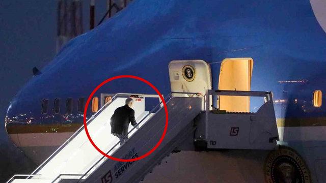 ABD Başkanı Biden yine gündemde: Uçağa bindiği esnada merdivenlerde dengesini kaybetti!