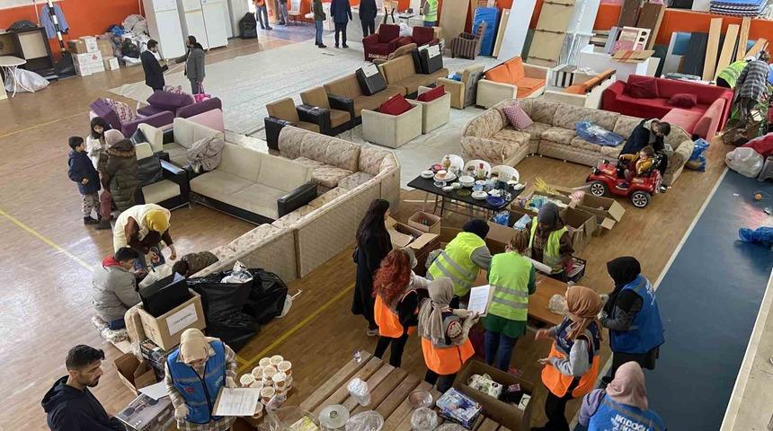 Farklı ülkelerden eğitim için geldikleri Konya’da depremzedeler için el eleler