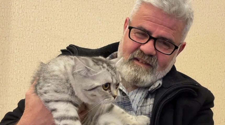 'Birden bacaklarıma sarıldı' Depremzede 'Krem' öğretmenevinin maskotu oldu 'Bir gün boyunca titredi'