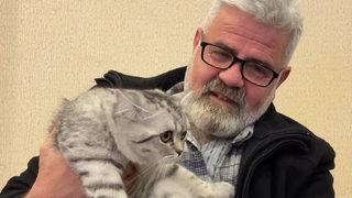 'Birden bacaklarıma sarıldı' Depremzede 'Krem' öğretmenevinin maskotu oldu 'Bir gün boyunca titredi'