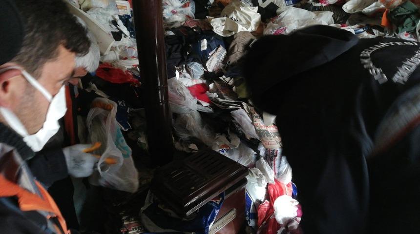 Eve giren ekipler gördüklerine inanamadı! Karşılaştıkları manzara karşısında adeta şaşkına döndüler: 20 kişilik ekip, 7 saat çalıştı