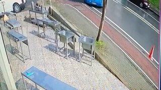 Camiden çıkıp dükkanına geldi, gördüğü manzarayla hayrete düştü! Yaşanan olay, güvenlik kamerası tarafından saniye saniye kaydedildi