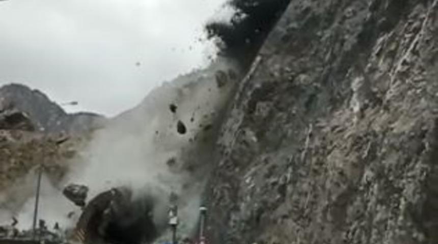 Artvin’de heyelan anı cep telefonu kamerasına böyle yansıdı