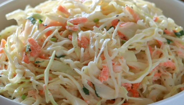 Tavuğun vazgeçilmezi Coleslaw (Lahana Salatası) nasıl yapılır? 