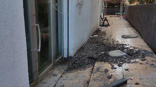 Depremin vurduğu ilçede dikkat çeken 'zemindeki kum' detayı... Denizden geldiği düşünüldü, gerçek başka çıktı