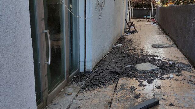 Depremin vurduğu ilçede dikkat çeken 'zemindeki kum' detayı... Denizden geldiği düşünüldü, gerçek başka çıktı