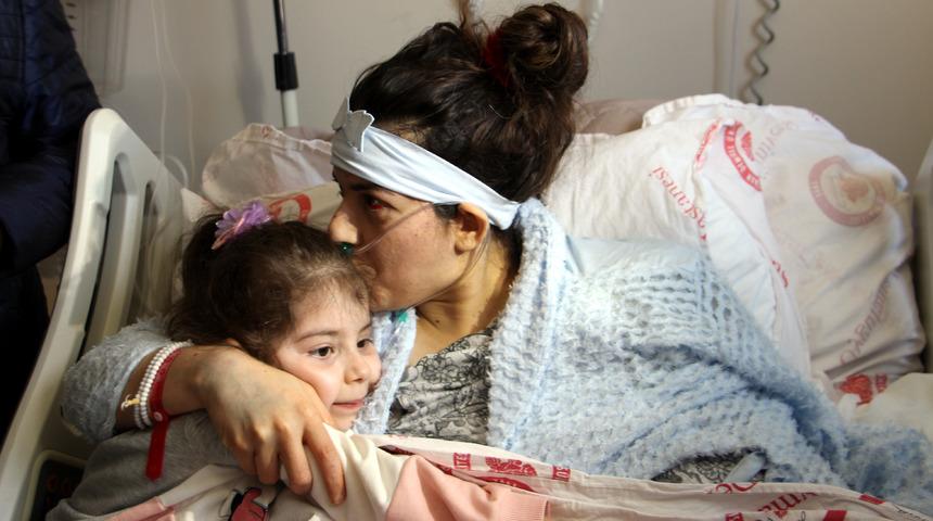Deprem felaketinden 17 gün sonra duygulandıran kavuşma! Babasını ve 2 kızını kaybetti, hayatta kalan tek kızıyla hastanede buluştu... "Hoş geldin kurban olduğum hoş geldin"