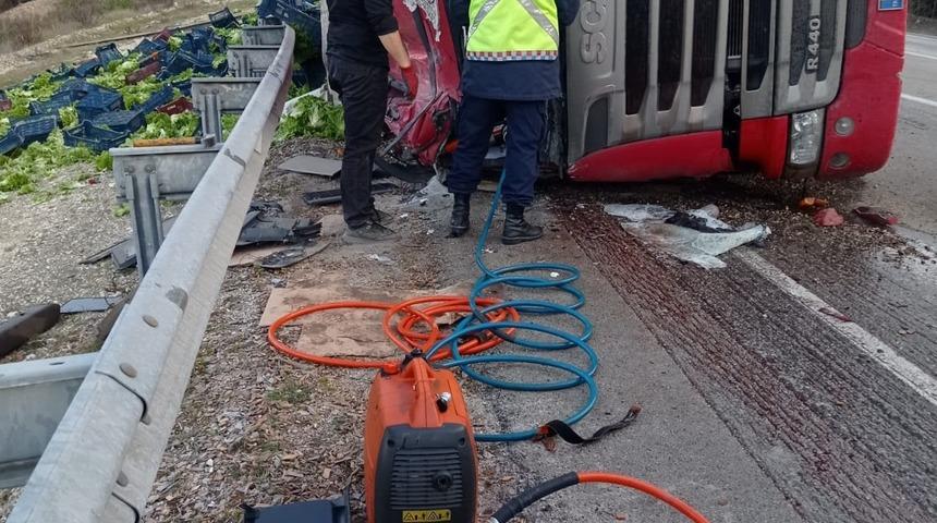 Burdur'da sebze yüklü tırın devrilmesi sonucu 1 kişi öldü