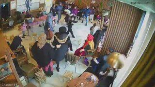 Sığındıkları anaokulunda ikinci depreme yakalandılar! Panik anları güvenlik kamerasına yansıdı