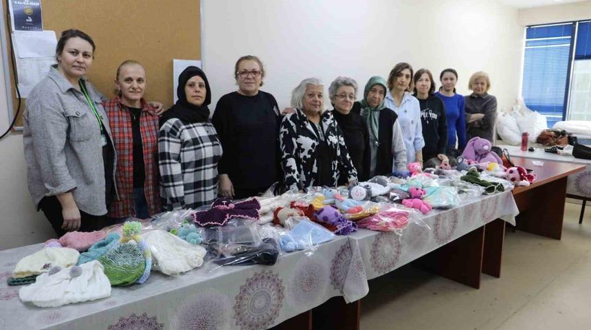 Kadınlar afetzedeler için el emeği ürünler üretiyor