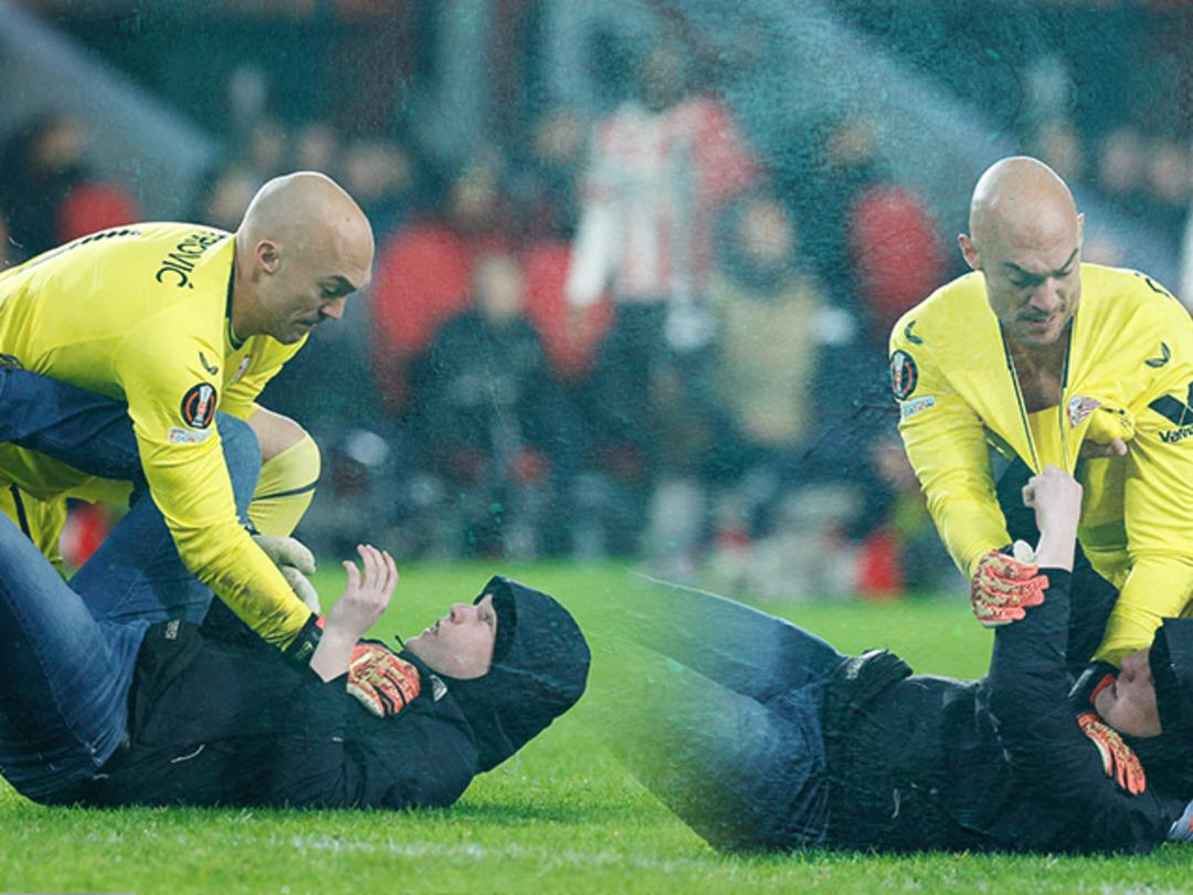 UEFA Avrupa Ligi'nde olay var! Kaleci, sahaya giren taraftarla yumruk yumruğa kavga etti...