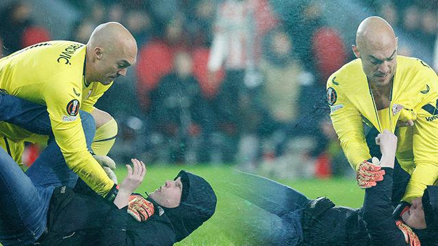 UEFA Avrupa Ligi'nde olay var! Kaleci, sahaya giren taraftarla yumruk yumruğa kavga etti...