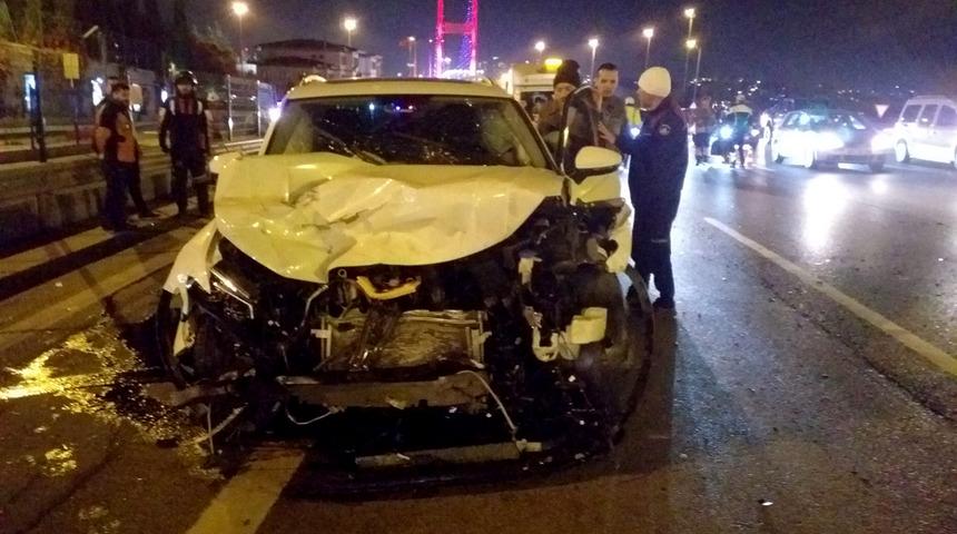 &Uuml;sk&uuml;dar'da aracı arızalanan s&uuml;r&uuml;c&uuml;, otomobilin &ccedil;arpması sonucu ağır yaralandı
