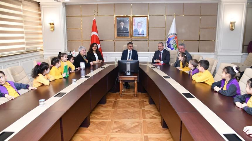 Karabük'te ilkokul öğrencileri biriktirdikleri paraları depremzedelere bağışladı