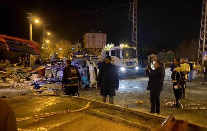 Osmaniye'de feci kaza! Enkaz önünde bekleyen jandarma aracına çarptılar: 2 ölü, 3'ü askeri personel 4 yaralı