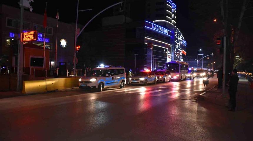 Kastamonu Emniyetinden deprem b&ouml;lgesine 60 personel g&ouml;nderildi