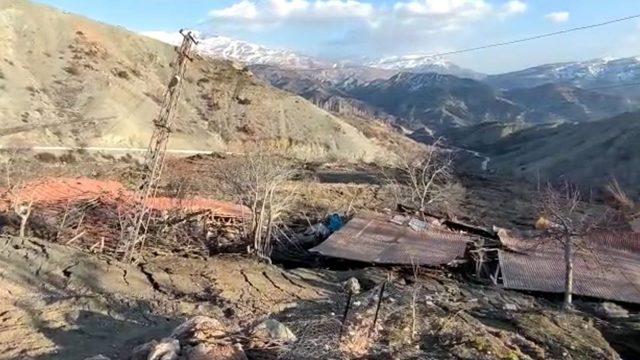 Deprem sonrası heyelan felaketi! Bir sokağı yuttu, 15 ev yok oldu