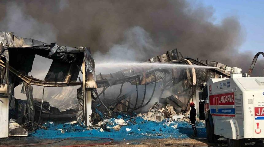 Cizre’de 6 saattir devam eden yangına TOMA’lar da müdahale ediyor