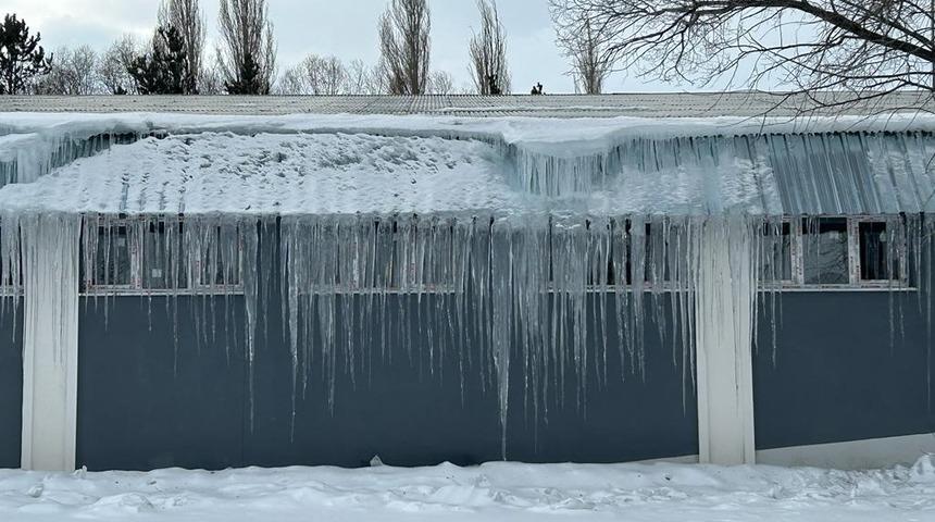 Erzurum’da soğuk hava nedeniyle oluşan buz sarkıtları tehlike arz ediyor