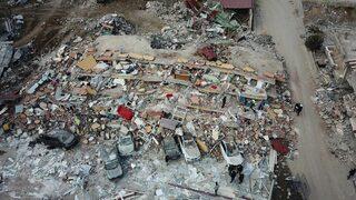 Deprem bölgesinde inceleme yapan uzmanlar acı gerçeği ortaya çıkardı! Yıkılan binalarda 'nervürlü demir' kullanılmamış