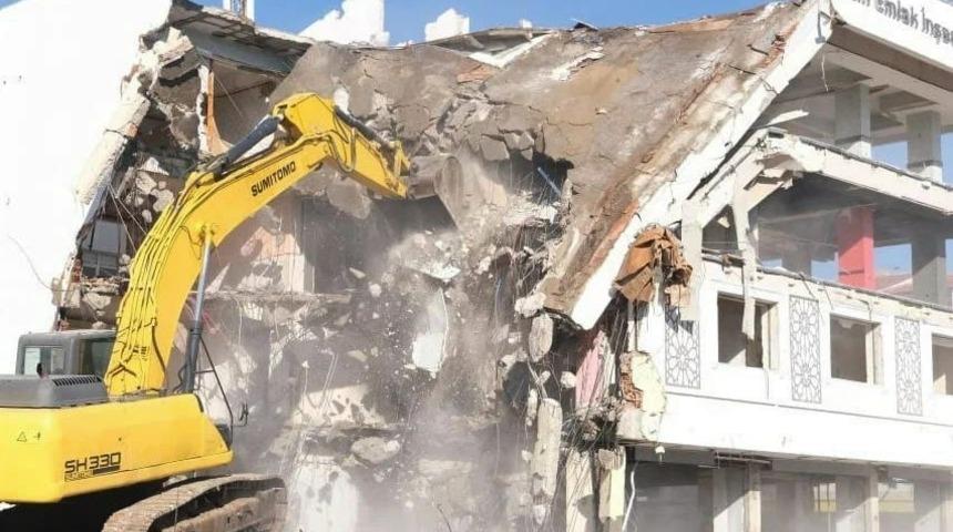 Sorgun’da riskli yapıların yıkımı sürüyor