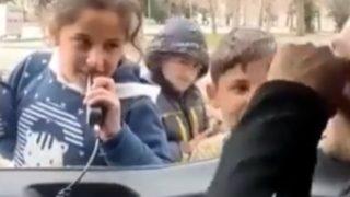 Polis megafonundan şarkı söyledi! Depremzede çocuğun şarkısı polis memurunu gözyaşlarına boğdu