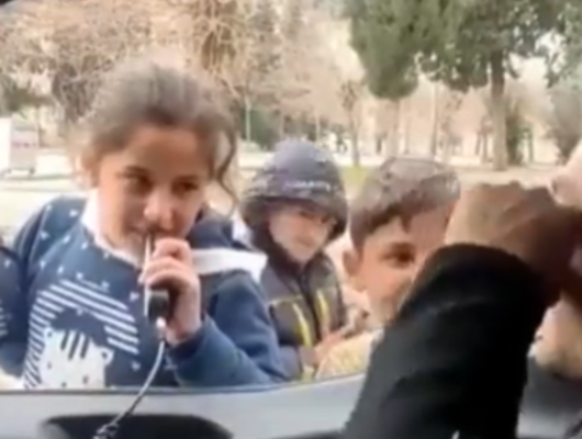 Depremzede çocuk polis megafonuyla şarkı söyledi