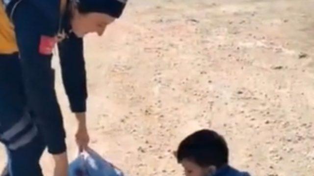 Kendisi de depremzede ama gönüllülere böyle yardım etti! O anlar sosyal medyada gündem oldu 