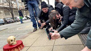Şaşırtan olay... Büyükelçiliğin önüne getirdiler: 'Ölüm pastası'