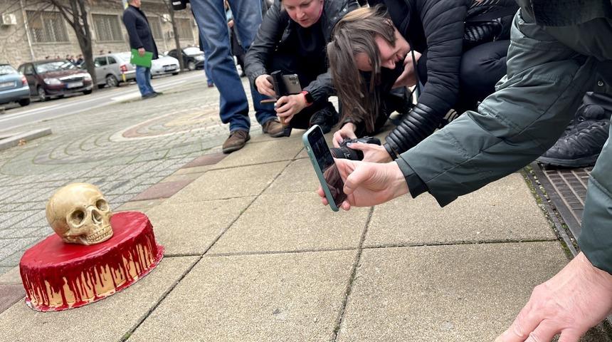 Şaşırtan olay... Büyükelçiliğin önüne getirdiler: 'Ölüm pastası'