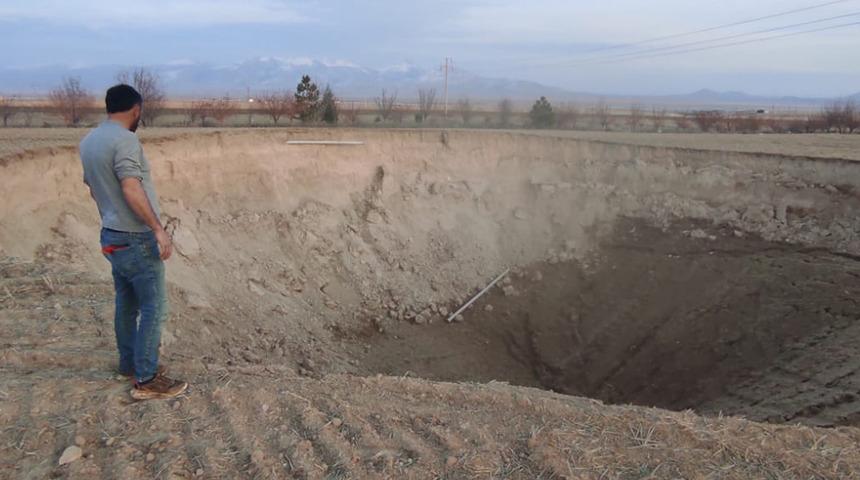 Konya'da 15 metre derinliğinde 'obruk' oluştu! 'İlk kez gören korkuyor'