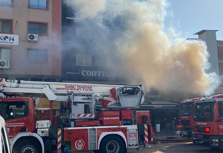 Son dakika | İçeride mahsur kaldılar! İzmir'de korkunç yangın: Kozmetik mağazasından alevler yükseldi