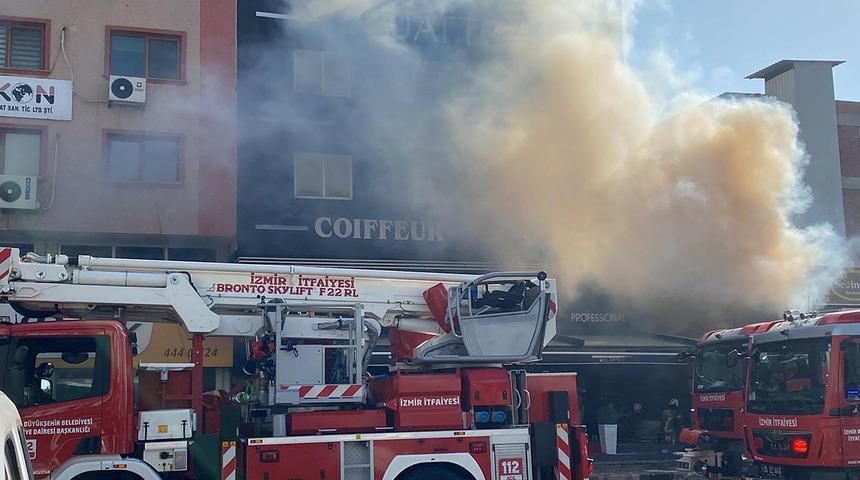 Son dakika | İçeride mahsur kaldılar, saatler sonra acı haber geldi! İzmir'de korkunç yangın: Kozmetik mağazasından alevler yükseldi