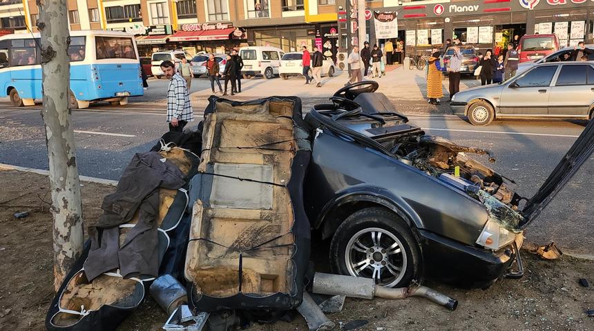 Düzce'de feci kaza! Refüje çarpan otomobil ikiye bölündü