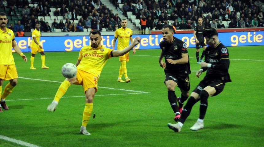Biri 3'te 3 yaptı, diğeri galibiyeti unuttu! Kayserispor Giresunspor'u 2-1 mağlup etti