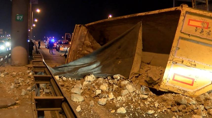 İstanbul'da dorsesi açılan hafriyat kamyonu dehşet saçtı