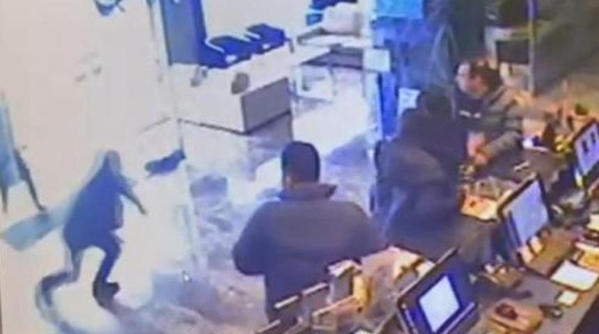 Şişli'deki otelde büyük panik! Silahlı saldırgan yaralı adamın peşinden içeri girdi, silahı tutukluk yapınca... 