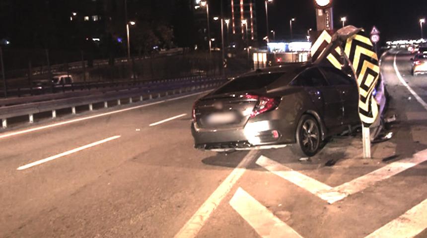 Kadıköy’de gece yarısı korkutan kaza! Bariyere ok gibi saplandı
