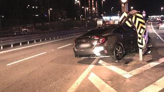 Kadıköy’de gece yarısı korkutan kaza! Bariyere ok gibi saplandı